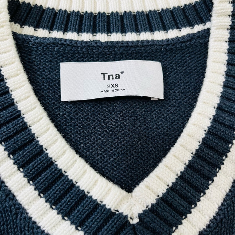 ARITZIA TNA Marcy Cropped Sweater Vest Womens XXS Navy White Sleeveless V-neck - Picture 3 of 5